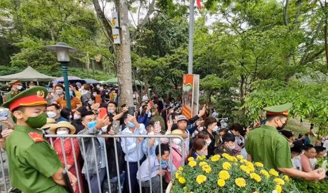 Nhiều người dân theo dõi lễ dâng hương tưởng niệm các Vua Hùng. (Ảnh: Vietnamnet)