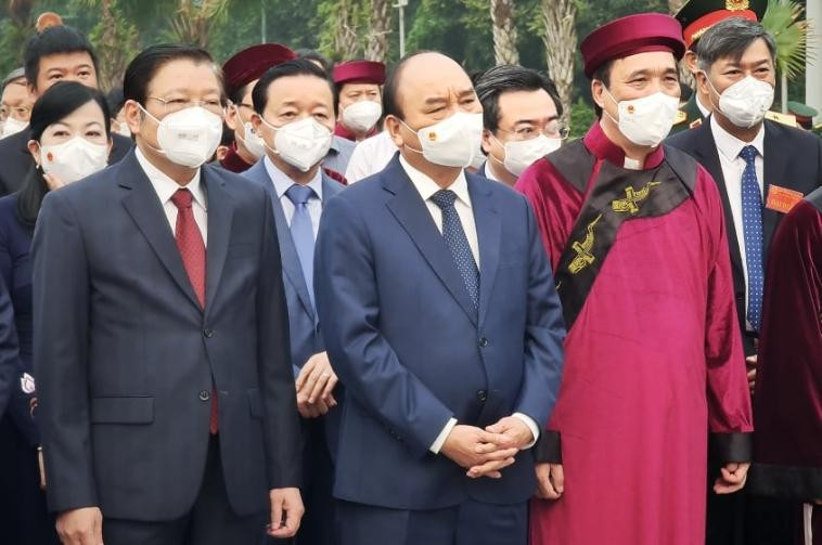 Đúng 7h, đoàn đại biểu hành lễ từ đền tại chân núi Nghĩa Lĩnh đến Nghi môn, đền Hạ, đền Trung lên đến đền Thượng. Chủ tịch nước Nguyễn Xuân Phúc cùng lãnh đạo các bộ, ban ngành, địa phương và đông đảo người dân, du khách thập phương về dâng lễ, dâng hương tưởng nhớ các Vua Hùng tại khu di tích lịch sử Đền Hùng. (Ảnh: Vienamnet)