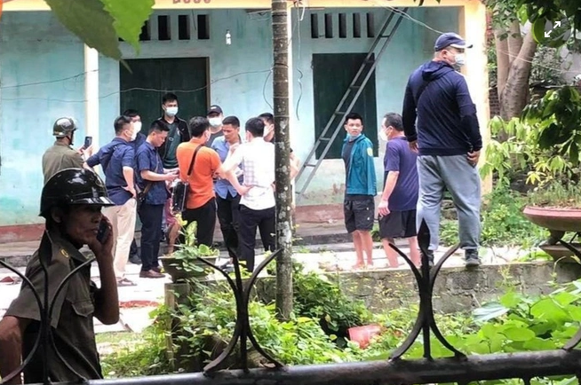 Theo đó, Hà bị bắt tại một nhà hoang cách hiện trường gây án không xa. Khi bị khống chế, người phụ nữ này có tâm lý ổn định, không chống đối. Hiện Công an tỉnh Bắc Giang đang lấy lời khai nghi phạm để làm rõ vụ án mạng xảy ra tại thị trấn Nhã Nam, huyện Tân Yên. 