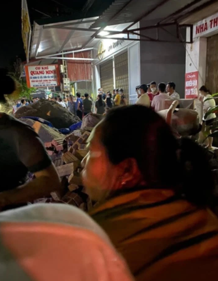 Trước đó, khoảng 20h ngày 11/4, Hà dùng dao đâm nhiều nhát vào người chị D.T.T.M. (25 tuổi, người địa phương) tại cửa hàng quần áo của nạn nhân. Sau khi gây án, Hà vứt hung khí tại hiện trường rồi bỏ trốn. Nạn nhân được đưa đi cấp cứu nhưng không qua khỏi.