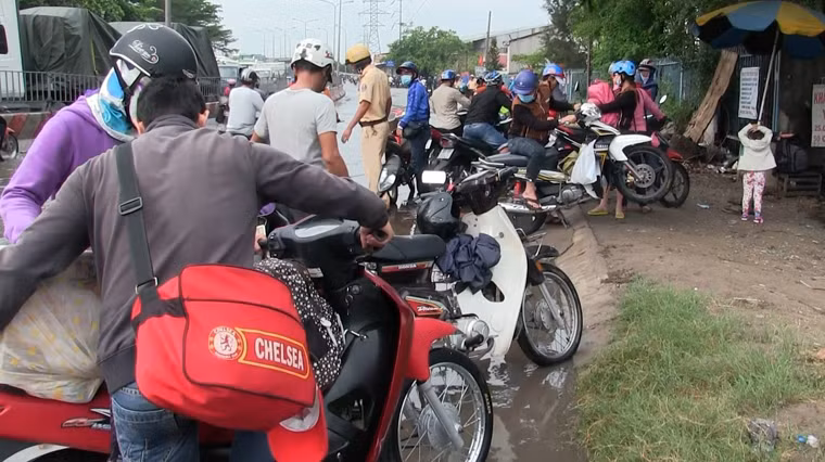 Xe máy hư hỏng do ngập nước la liệt trên đường khiến hành trình về quê ở các tỉnh miền Tây để nghỉ lễ của người dân hết sức gian nan.