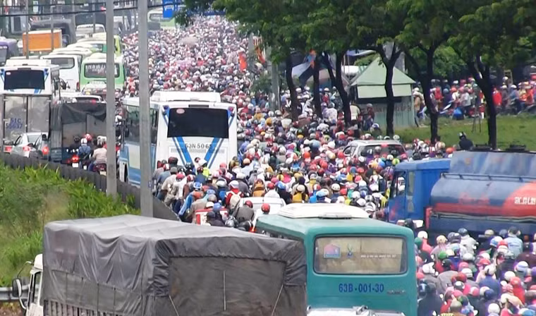 Kẹt xe kéo dài hàng km suốt nhiều giờ.