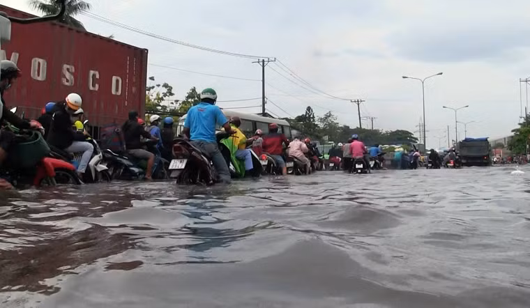 Rạng sáng 29/4, cơn mưa như trút nước đổ xuống TP HCM, cùng với thời điểm triều cường dâng cao đã khiến nhiều tuyến đường bị ngập sâu trong biển nước.