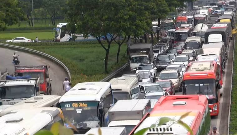 Nhiều ôtô, xe khách… kẹt cứng trên đường, kéo dài hàng km.