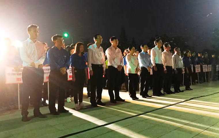 Với truyền thống "uống nước nhớ nguồn", kỷ niệm 42 năm ngày Giải phóng Miền nam, Thống nhất đất nước, tối ngày 29/4, Thành đoàn TP HCM tổ chức lễ thắp nến tri ân các AHLS. Ông Lê Quốc Phong, Bí thư thứ nhất BCH Trung ương Đoàn; bà Võ Thị Dung, Phó bí thư Thành uỷ TP HCM cùng các vị lãnh đạo TP HCM, Ban Dân vận Thành uỷ, Thành đoàn TP HCM...cùng hàng trăm các bạn đoàn viên, thanh niên, sinh viên, học sinh TP HCM đến tham dự.