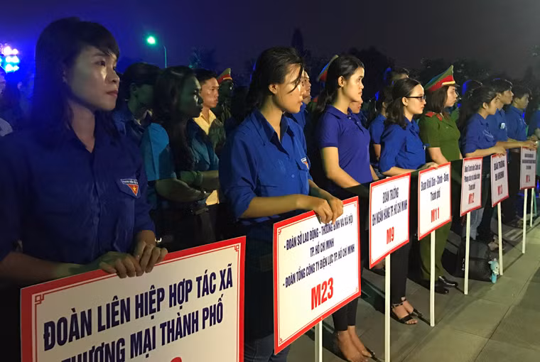Các bạn đoàn viên, thanh niên, sinh viên, học sinh TP HCM tham dự buổi lễ thắp nến tri ân.