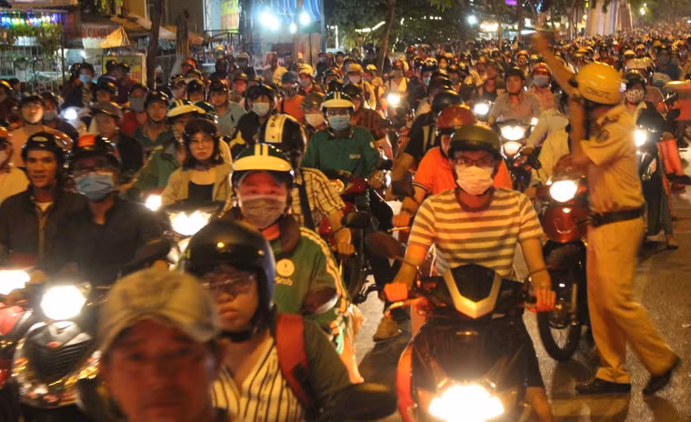 Lực lượng CSGT được tăng cường xuống đường suốt đêm để điều tiết, phân luồng giao thông.