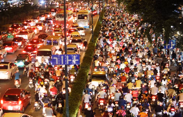 Từ cuối giờ chiều đến tận tối khuya hôm qua (28/4), ngày làm việc cuối cùng để bắt đầu kỳ nghỉ lễ 30/4 và 1/5 kéo dài 4 ngày, người dân đã dồn dập đổ về các bến xe, ga Sài Gòn, sân bay Tân Sơn Nhất...để về quê.