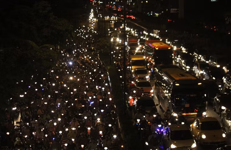 Hàng loạt tuyến đường xung quanh nhà ga, bến xe và cửa ngõ ra vào TP HCM đông kín phương tiện đến tận tối khuya.