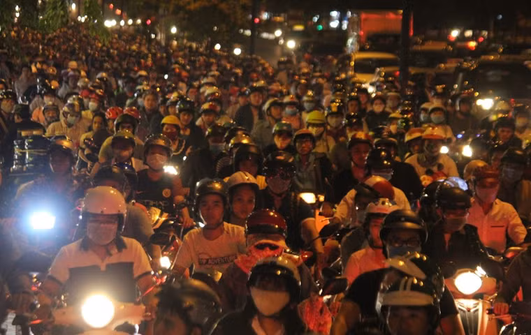 Hàng vạn xe máy ken chặt trên các nẻo đường.