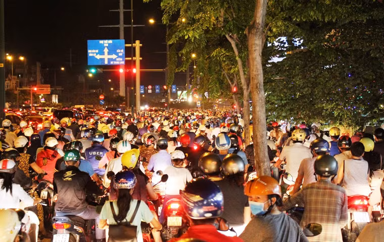 Người đi xe máy về quê trong đêm tối rất đông khiến nhiều tuyến đường ken kín phương tiện.