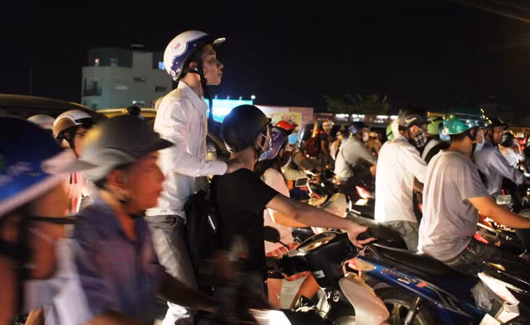 Không ít người tỏ ra sốt ruột giữa biển người và xe cộ.