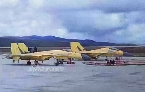 Các hình ảnh cho thấy, có ít nhất 2 chiếc J-11D xuất hiện trên sân bay, và chúng vẫn đang sơn màu ngụy trang “vàng” – màu thể hiện máy bay đang trong quá trình phát triển.