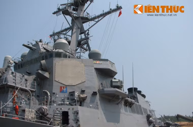 USS John S. McCain lắp đặt hệ thống chiến đấu tiên tiên Aegis được thiết kế để đối phó với các mối nguy hiểm trên không (tên lửa đối hạm, máy bay chiến đấu đối phương), có thể triển khai trong mọi điều kiện môi trường. “Trái tim” của hệ thống Aegis là ra đa mảng pha đa năng AN/SPY-1 liên kết với hệ thống máy tính tốc độ cao AN/UYK-1. Trong ảnh là anten của AN/SPY-1 “ốp” vào mặt thượng tàu John S.McCain.