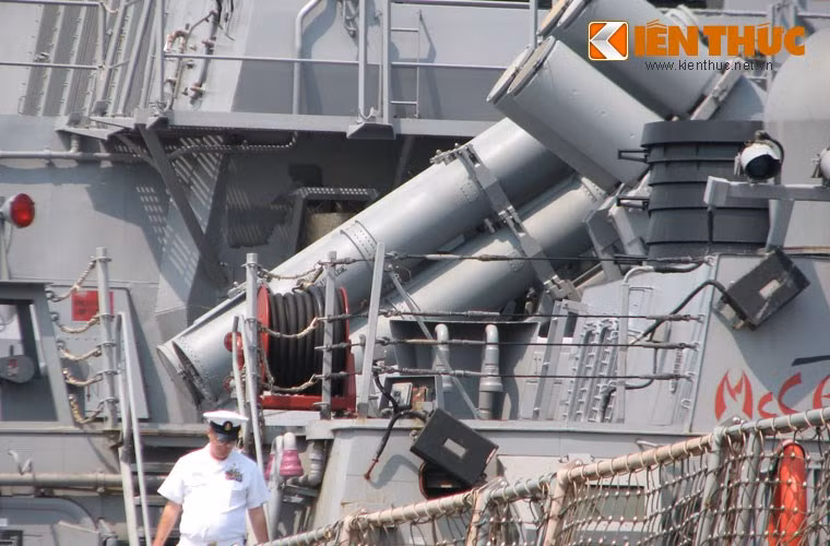 Ở đuôi tàu được bố trí hai bệ phóng với 8 ống phóng nghiêng chứa tên lửa hành trình chống hạm Harpoon.