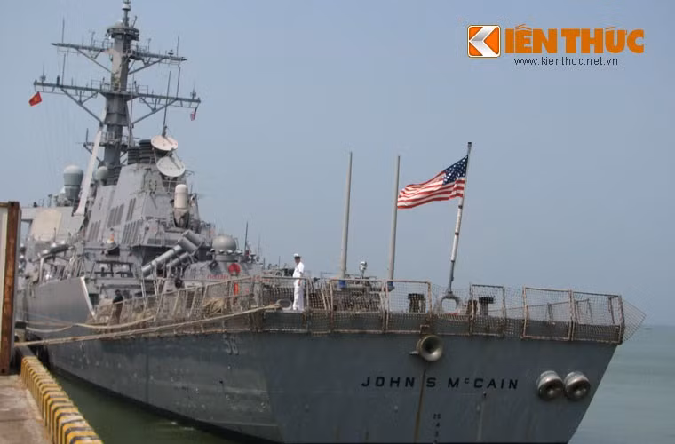 Đây là lần thứ 3, khu trục hạm USS John S.McCain đến thăm Đà Nẵng. Trước đó, năm 2010, khu trục hạm này từng đến thăm Đà Nẵng trong khi tàu sân bay USS George Washington (CVN 73) neo đậu ngoài khơi đón đoàn cán bộ Việt Nam lên thăm. Tháng 4/2014, USS John S.McCain trở lại Đà Nẵng cùng tàu cứu hộ USNS Safeguard.