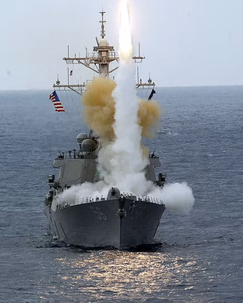 Kho vũ khí của USS John S.McCain (DDG-56) là vô cùng ấn tượng với khả năng triển khai 98 tên lửa các loại trong 90 ống phóng thẳng đứng hệ thống Mk41 VLS và 8 ống phóng nghiêng.