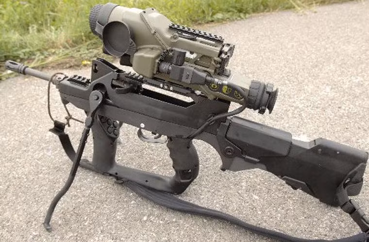 FAMAS FELIN - biến thể nâng cấp của G2, là thành phần của hệ thống số hóa dành cho bộ binh FELIN. Súng có nhiều cải tiến quan trọng, tay cầm phụ phía trước nối liền với tay cầm phía sau, tay bảo vệ phía trên được làm thấp hơn để tiện cho việc trang bị thêm các thiết bị ngắm ảnh nhiệt. Tầm bắn của súng được cải thiện đáng kể nhờ sự hỗ trợ của các thiết bị ngắm mục tiêu ảnh nhiệt, tầm bắn hiệu quả tăng từ 600-1000 mét. FAMAS FELIN là súng trường tiến công đầu tiên trên thế giới được số hóa hoàn toàn việc tìm kiếm và chỉ thị mục tiêu, xạ thủ có thể tiêu diệt mục tiêu mà không cần phải trực tiếp nhìn thấy mục tiêu.