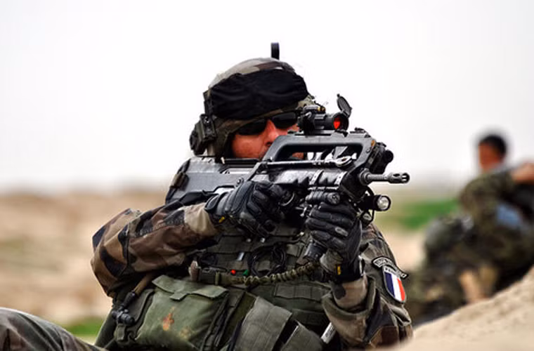 Súng trường FAMAS sử dụng đòn bẩy giữ chậm để kiểm soát việc mở khóa nòng. Buồng đạn, nòng súng và các thiết bị quan trọng được làm bằng vật liệu hợp kim thép đặc biệt được gia cố bằng sợi thủy tinh. Điểm đặc biệt ở FAMAS là khóa nòng chỉ có 3 rãnh, trong khi hầu hết các súng trường khác đều có từ 4-6 rãnh.Ốp lót tay phía trước được làm bằng nhựa tổng hợp, về sau được thay thế bằng vật liệu polime để tăng khả năng chịu nhiệt. Ngoài ra, súng có thể gắn thêm chân chống phụ phía trước để tăng độ ổn định khi cần bắn các mục tiêu từ trên cao. Súng cũng có thể trang bị thêm lưỡi lê khi cần thiết.