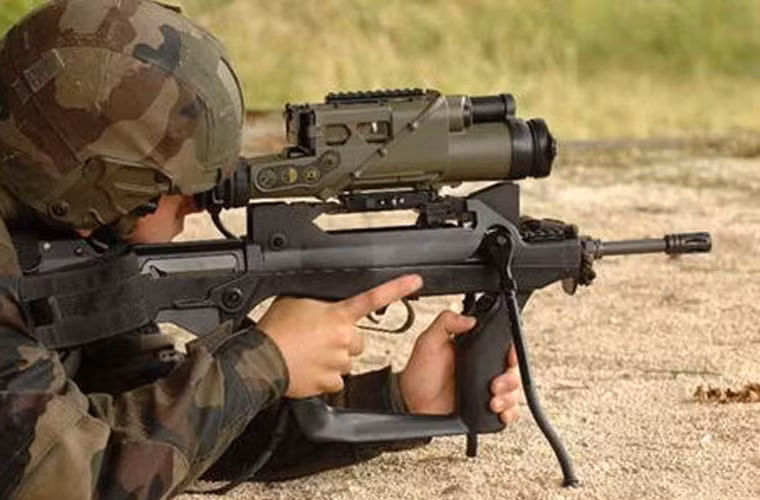 Súng trường tấn công FAMAS có tay kéo khóa nòng nằm phía trên, bộ phận này được bảo vệ bởi một tay cầm hình chữ U. Đây cũng là nơi đặt thước ngắm hoặc gắn thêm kính ngắm nếu cần.Chế độ bắn của loại súng này có thể tùy chọn tự động hoàn toàn hoặc loạt ngắn 3 viên. Cơ chế này được kiểm soát bởi một nút xoay ngay dưới báng súng.