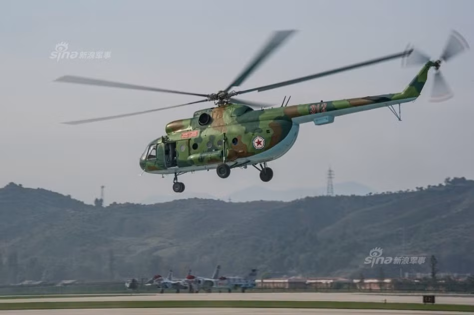 Ngoài các máy bay chiến đấu chủ lực, Triển lãm Wonsan cũng đem lại loạt ảnh các máy bay khác của Không quân Triều Tiên như máy bay vận tải lớn nhất Il-76, máy bay trực thăng Mi-8, máy bay vận tải “tàng hình” An-2.