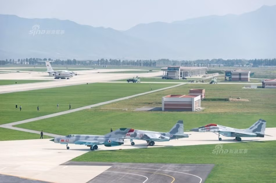 Triển lãm Wonsan giúp giới quân sự thế giới thấy được sức mạnh đáng nể của Không quân Triều Tiên. Mà rõ nét nhất là các sân bay hiện đại của nước này cùng dàn chiến đấu cơ tuy cũ nhưng vẫn khá mới, có thể đảm bảo được khả năng cơ động phức tạp. Ảnh: Bộ ba máy bay chiến đấu chủ lực của KQ Triều Tiên gồm (từ trái qua phải): tiêm kích MiG-21; cường kích Su-25 và tiêm kích MiG-29.