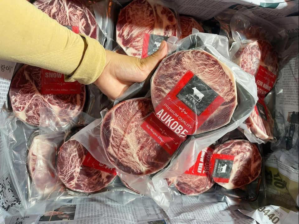 Thịt bò Aukobe vân mỡ cẩm thạch “phủ sóng” khắp chợ ngày cận Tết Thit bo Aukobe van mo cam thach “phu song” khap cho ngay can Tet