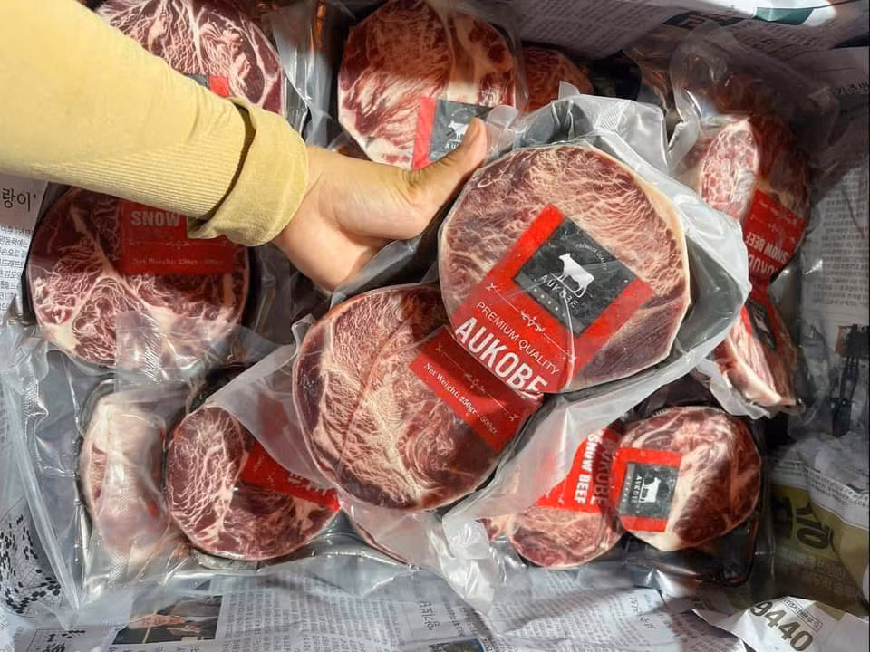 Thịt bò Aukobe vân mỡ cẩm thạch “phủ sóng” khắp chợ ngày cận Tết Thit bo Aukobe van mo cam thach “phu song” khap cho ngay can Tet