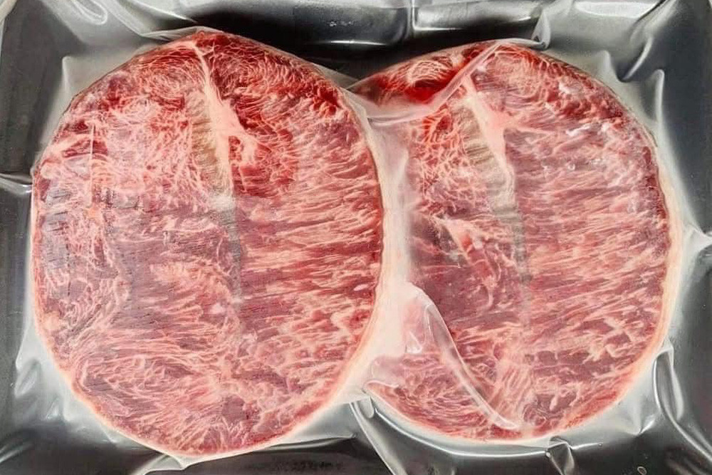 Thịt bò Aukobe vân mỡ cẩm thạch “phủ sóng” khắp chợ ngày cận Tết - Hình 2 Thit bo Aukobe van mo cam thach “phu song” khap cho ngay can Tet-Hinh-2