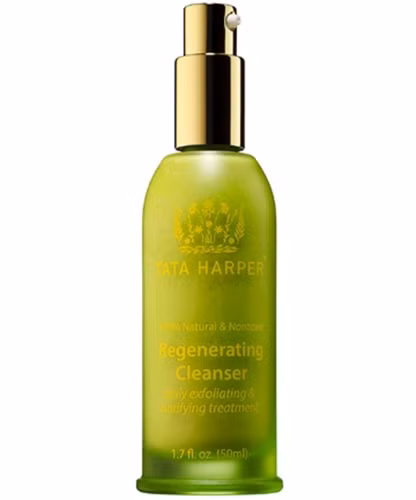 Quên tẩy da chết: Tẩy da chết là bước không thể bỏ qua trong lộ trình chăm sóc da của bạn. Bạn nên sử dụng sản phẩm tẩy da chết dịu nhẹ và dưỡng ẩm trước khi che khuyết điểm để có một lớp trang điểm tự nhiên.