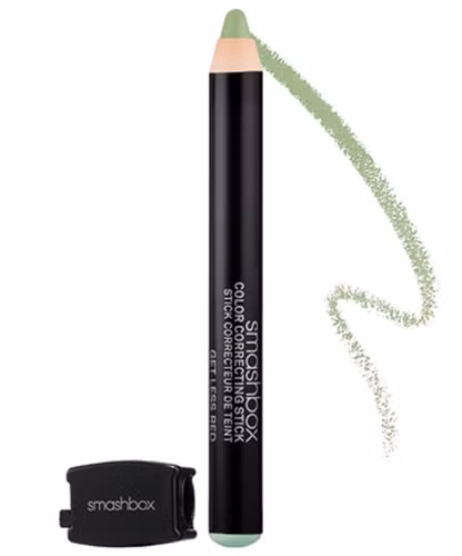 Dùng quá nhiều lớp trang điểm: Dùng quá nhiều lớp kem lên da mặt, đặc biệt là khi bạn da bạn đang bị tổn thương không những không che được khuyết điểm trên da mà còn làm cho da bạn không thể phục hồi đúng cách.