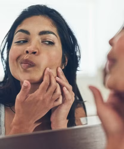 Nặn mụn trước khi dùng kem che khuyết điểm: Nặn mụn có thể sẽ khiến da bạn bị viêm và tăng khả năng nhiễm khuẩn. Điều này sẽ khiến mụn lâu lành hơn và tăng khả năng thâm sẹo. Nếu bạn nặn mụn sau đó sử dụng các lớp trang điểm trên vùng da bị tổn thương, sẽ khiến lớp trang điểm trông tệ hơn và mụn lâu lành hơn.