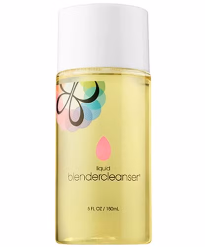 Sử dụng cọ trang điểm bẩn: Cọ trang điểm chứa đầy chất bẩn, dầu, bụi. Theo các chuyên gia, việc sử dụng cọ trang điểm bẩn sẽ làm tăng nguy cơ mọc mụn và kích ứng da. Bạn nên vệ sinh cọ trang điểm ít nhất 1 lần/tuần với nước ấm và chất tẩy rửa dịu nhẹ.