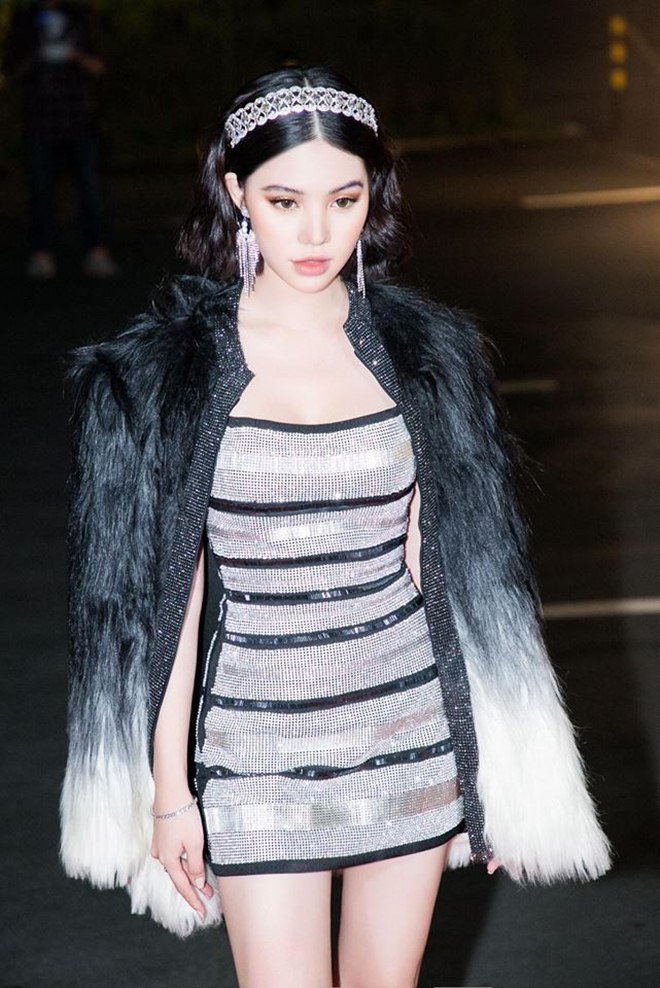 Hoa hau Jolie Nguyen khien nhieu sao “de chung” khi du su kien?-Hinh-5