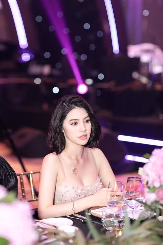 Hoa hau Jolie Nguyen khien nhieu sao “de chung” khi du su kien?-Hinh-11
