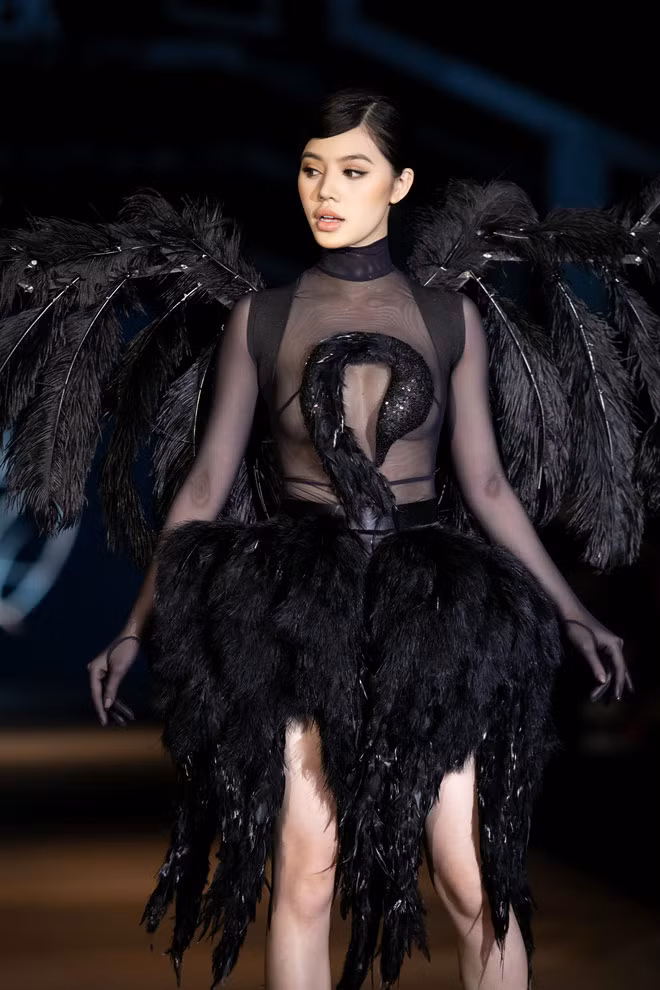 Hoa hau Jolie Nguyen khien nhieu sao “de chung” khi du su kien?-Hinh-7