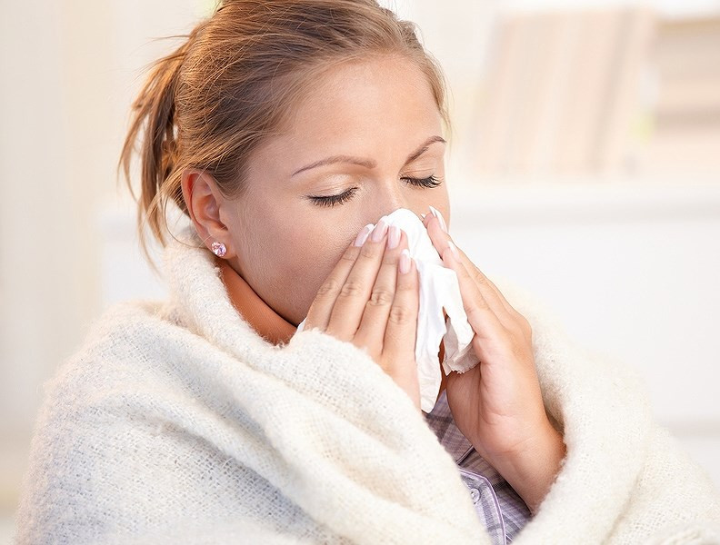 Trị viêm họng, cảm lạnh: Hỗn hợp tỏi ngâm mật ong là giải pháp chữa cảm cúm, cảm lạnh an toàn và hữu hiệu nhất, bởi trong tỏi và mật ong có chứa các thành phần tăng cường miễn dịch cho cơ thể con người, chống virus xâm nhập gây hại cho sức khỏe con người.