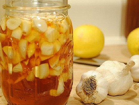 Cải thiện chất lượng dòng máu: Khi tỏi vào dạ dày, nó thúc đẩy việc sản xuất các dịch vị dạ dày, giúp hấp thụ sắt tốt hơn. Thêm vào đó, hỗn hợp tỏi và mật ong rất giàu vitamin và khoáng chất, giúp nuôi dưỡng dòng máu.