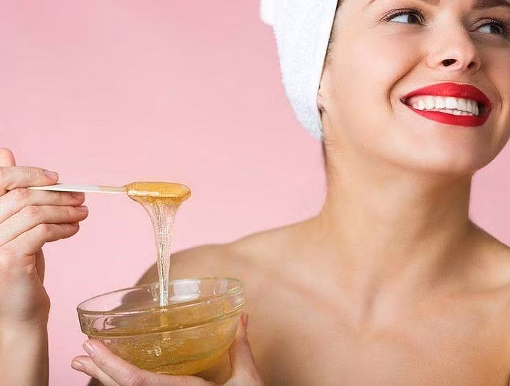 Giúp da trắng mịn màng: Sử dụng tỏi mỗi ngày trong thực đơn của gia đình sẽ giúp tế bào da được tái tạo, xóa dần vết sẹo. Hỗn hợp này có tác dụng chống lão hóa làn da, tẩy tế bào chết, trị thâm, trị mụn, duy trì sự tuổi thanh xuân cho chị em phụ nữ. 