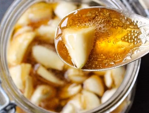 Bảo vệ hệ miễn dịch: Nhờ tỏi, hệ thống miễn dịch của bạn mạnh mẽ hơn, giúp bảo vệ bạn chống lại vi khuẩn và vi khuẩn. Điều quan trọng là giữ hệ thống miễn dịch ở trạng thái khỏe mạnh để tránh các vấn đề sức khỏe như ung thư. Đó là lý do tại sao điều quan trọng là phải làm mọi thứ để bảo vệ cơ thể khỏi vi khuẩn và vi sinh vật có hại.