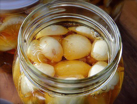 Muốn hết đau dạ dày, hàng ngày ăn 2 – 3 tép tỏi ngâm mật ong trong mỗi bữa, áp dụng khoảng 2 tháng bạn sẽ thấy đỡ đau đi nhiều. Bên cạnh đó, kiêng kỵ một số đồ ăn chua cay hay có nồng độ axit cao nhằm tránh viêm loét dạ dày nặng hơn.