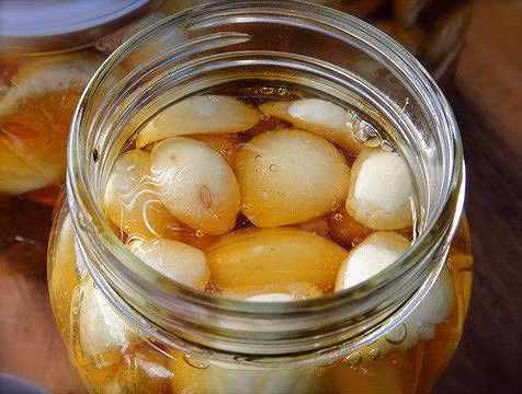 Muốn hết đau dạ dày, hàng ngày ăn 2 – 3 tép tỏi ngâm mật ong trong mỗi bữa, áp dụng khoảng 2 tháng bạn sẽ thấy đỡ đau đi nhiều. Bên cạnh đó, kiêng kỵ một số đồ ăn chua cay hay có nồng độ axit cao nhằm tránh viêm loét dạ dày nặng hơn.