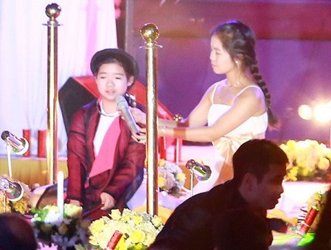 Con trai Che Linh danh nhieu tinh cam cho con rieng cua Thanh Thanh Hien-Hinh-4