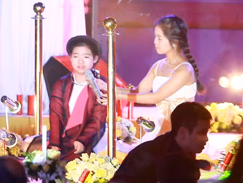 Con trai Che Linh danh nhieu tinh cam cho con rieng cua Thanh Thanh Hien-Hinh-4