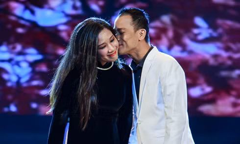 Con trai Che Linh danh nhieu tinh cam cho con rieng cua Thanh Thanh Hien-Hinh-2