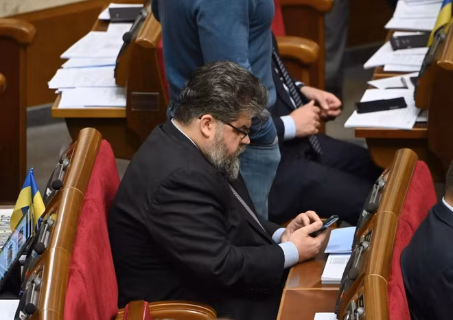 Bi bat qua tang nhan tin cho gai goi, nghi si Ukraine noi gi?