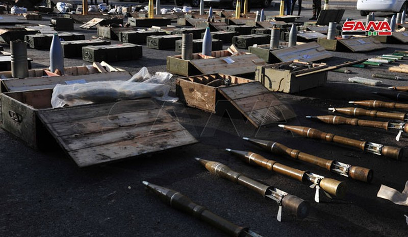 Trong số những vũ khí được quân đội Syria tìm thấy có súng máy hạng trung và hạng nặng, súng trường, súng bắn tỉa, súng phóng lựu vác vai (RPG), đạn pháo cối, xe tăng và lựu đạn.
