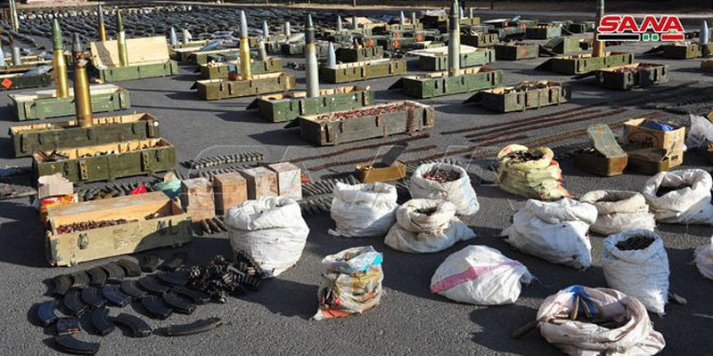 Hôm 3/11, hãng thông tấn nhà nước Syria SANA đưa tin, trong quá trình rà soát các khu vực mới được giải phóng khỏi khủng bố, quân đội Syria đã tìm thấy số lượng lớn các loại vũ khí, đạn, thiết bị liên lạc và bằng lái xe ở phía nam Syria.