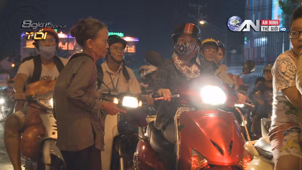 Người già ăn xin - hình ảnh quen thuộc trên phố hiện nay.