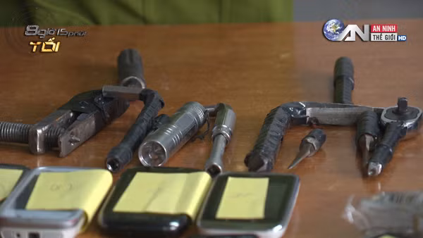 Toàn bộ "đồ nghề" cùng tang vật vụ án của Lâm được cơ quan chức năng thu giữ làm bằng chứng.